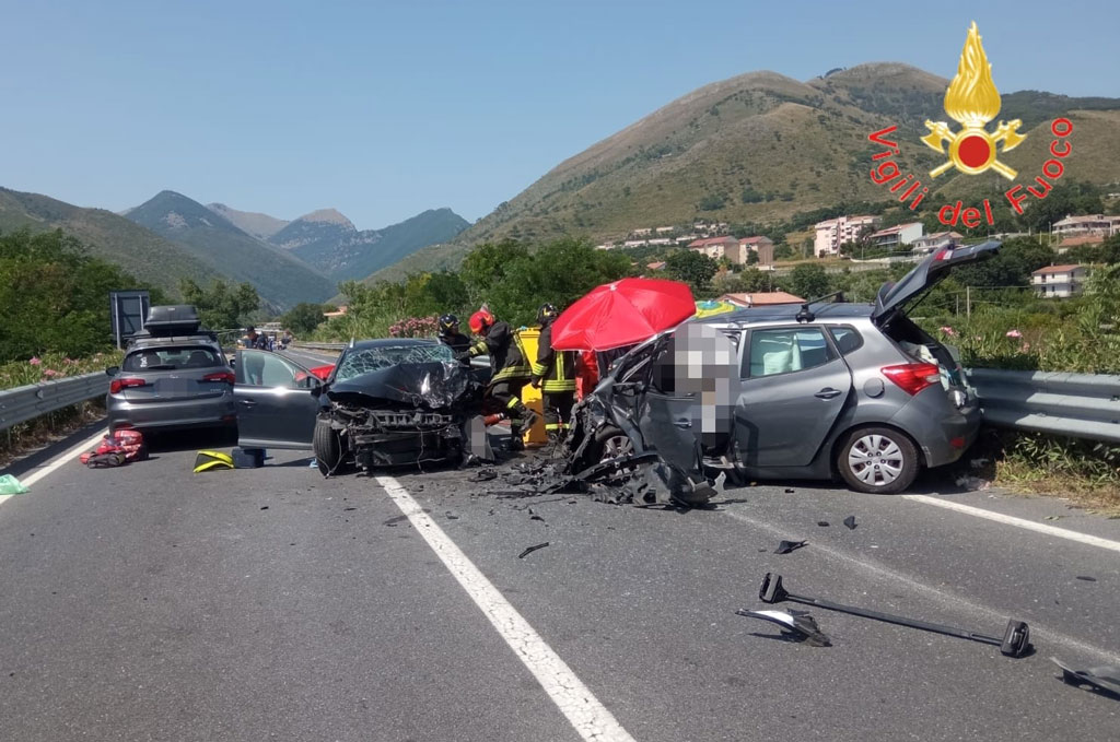 Incidente stradale nel Cosentino, un morto e 5 feriti