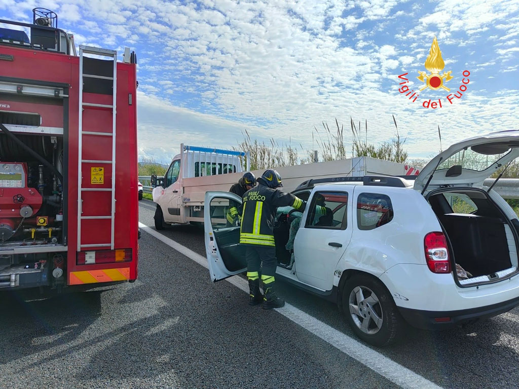 Incidente stradale sull'A2 tra Lamezia e Pizzo, feriti tre componenti di una famiglia