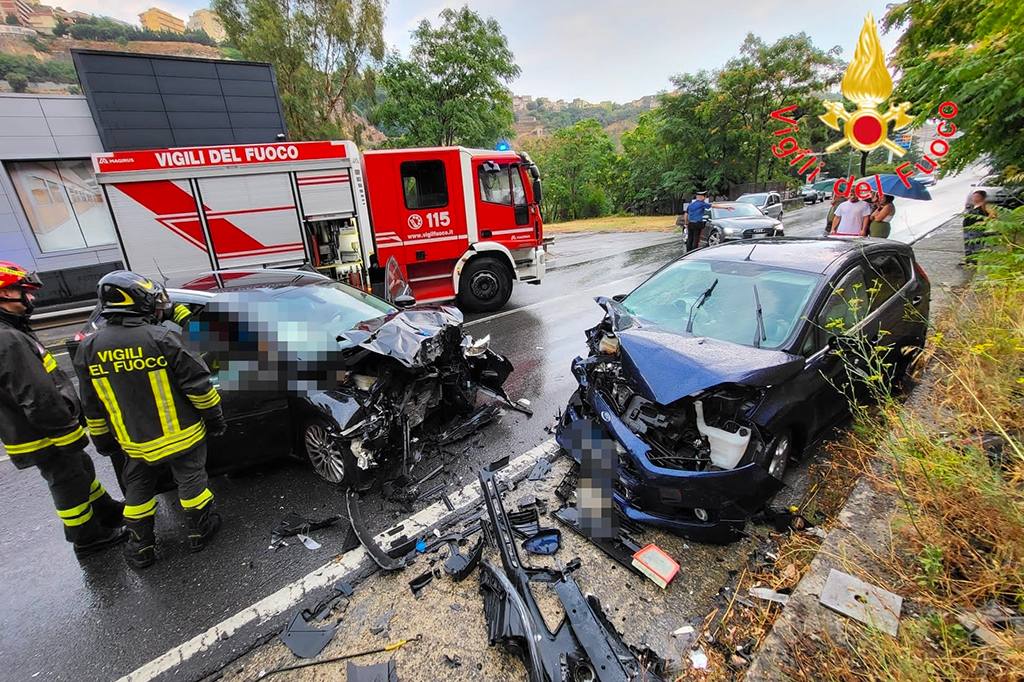 Scontro frontale tra due auto a Catanzaro, 5 feriti gravi