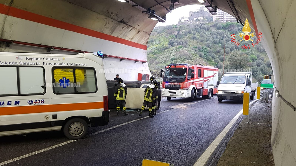 Incidente su Ss280 direzione Lamezia: auto si ribalta, un ferito