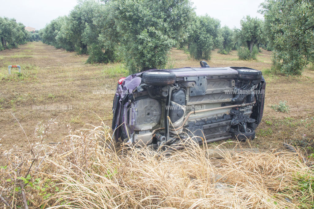 Lamezia: ennesimo incidente in via dei Bizantini, auto finisce in uliveto