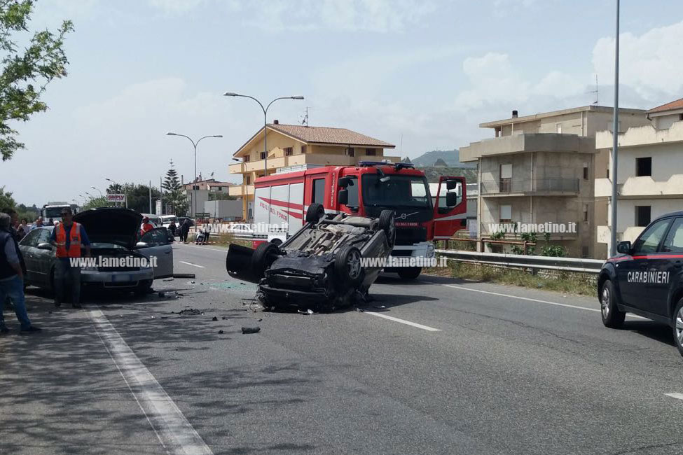 Incidente tra due auto su SS106 a Caulonia: una si ribalta, due feriti