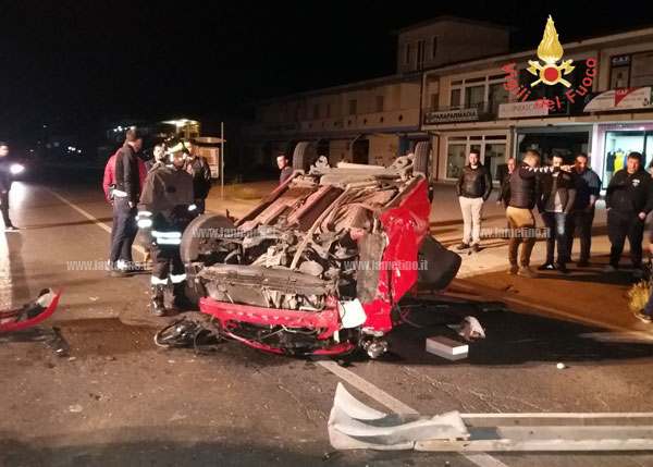 Due incidenti nella notte sulla SS106 nel catanzarese: auto si ribaltano, feriti lievi