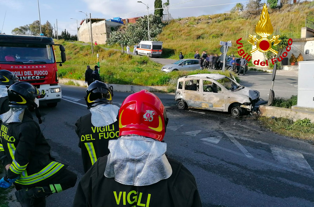 Auto perde il controllo e finisce contro spartitraffico, perde la vita 22enne a Catanzaro