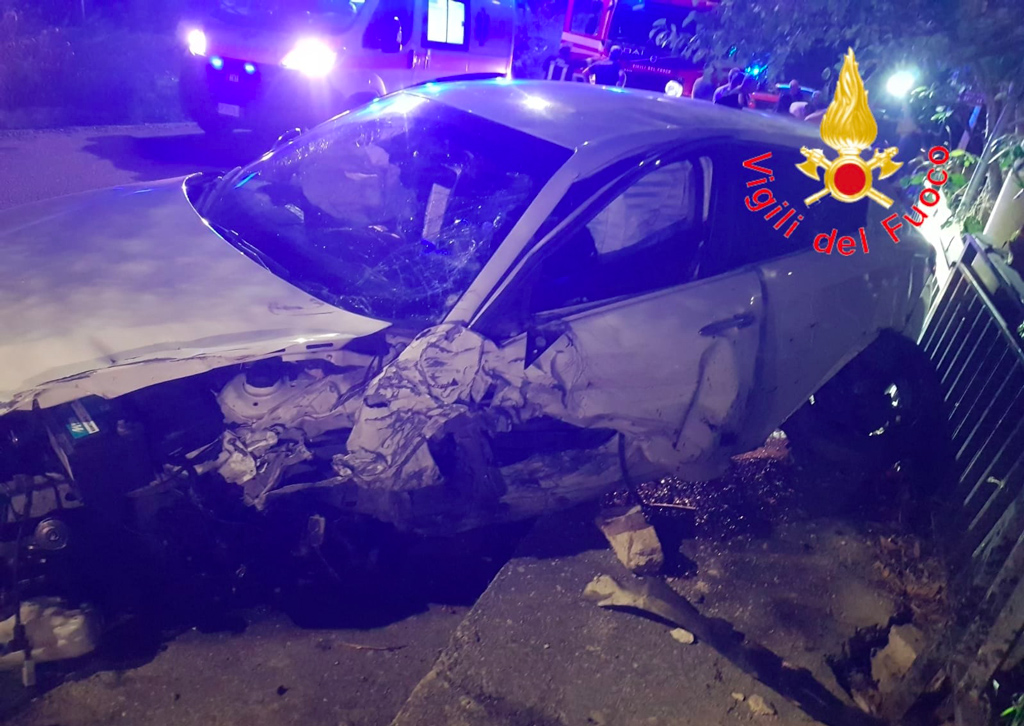 Incidente stradale nel Catanzarese, feriti gravemente tre giovani
