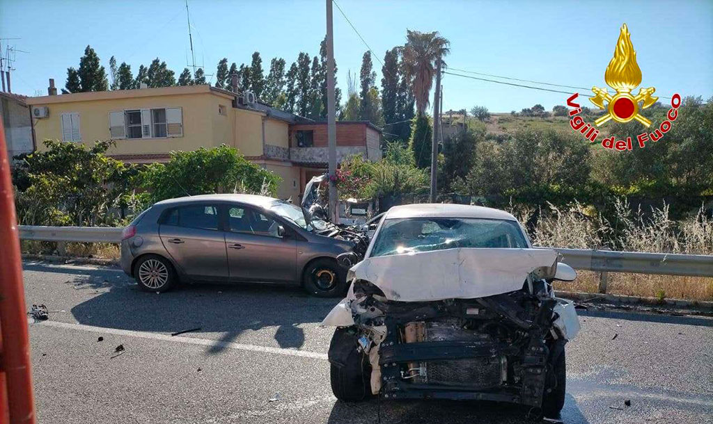 Scontro tra due auto sulla SS106 a Crotone, feriti