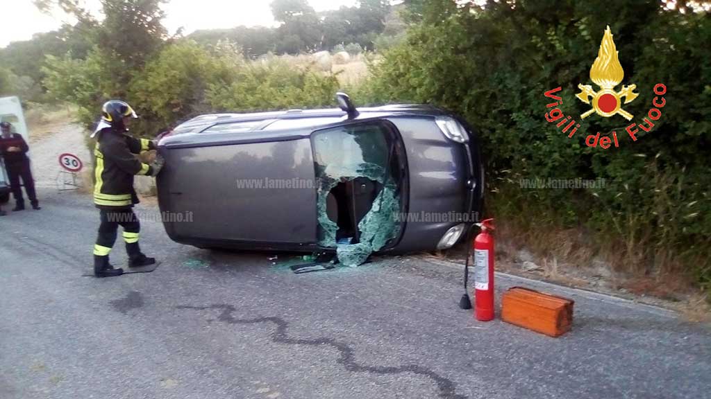 Auto si ribalta a Chiaravalle Centrale, un ferito 