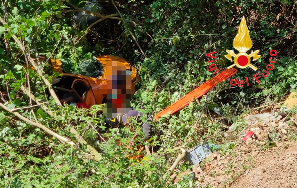 Auto perde il controllo sulla SP263 a Castrovillari e finisce in una scarpata, 2 feriti 