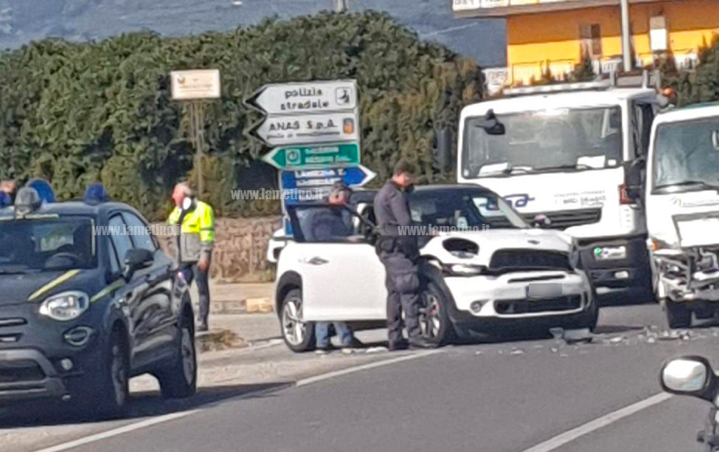 Lamezia, scontro tra auto e mezzo della Multiservizi in via Martiri delle Foibe: un ferito