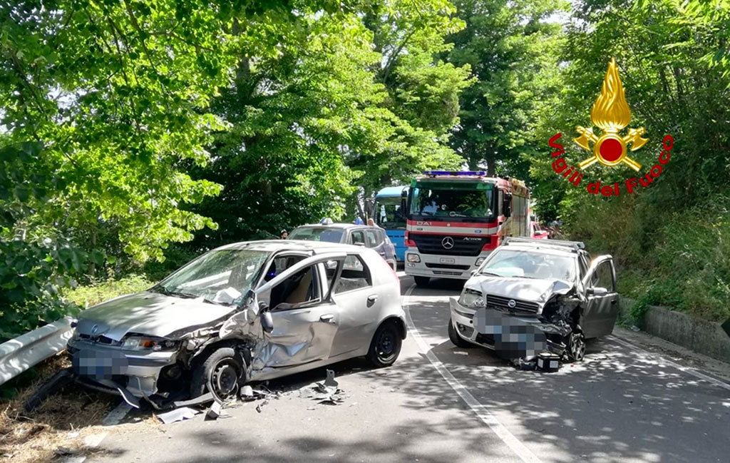 Scontro tra due auto a San Pietro Apostolo, tre i feriti 