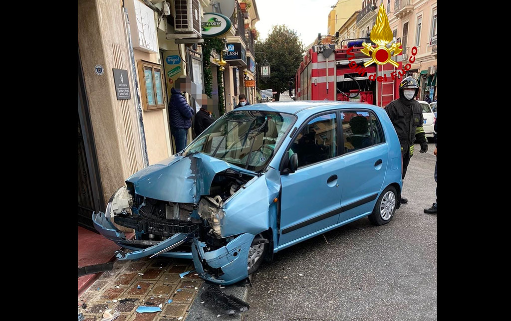 Auto contro muro di un negozio a Catanzaro, muore anziana