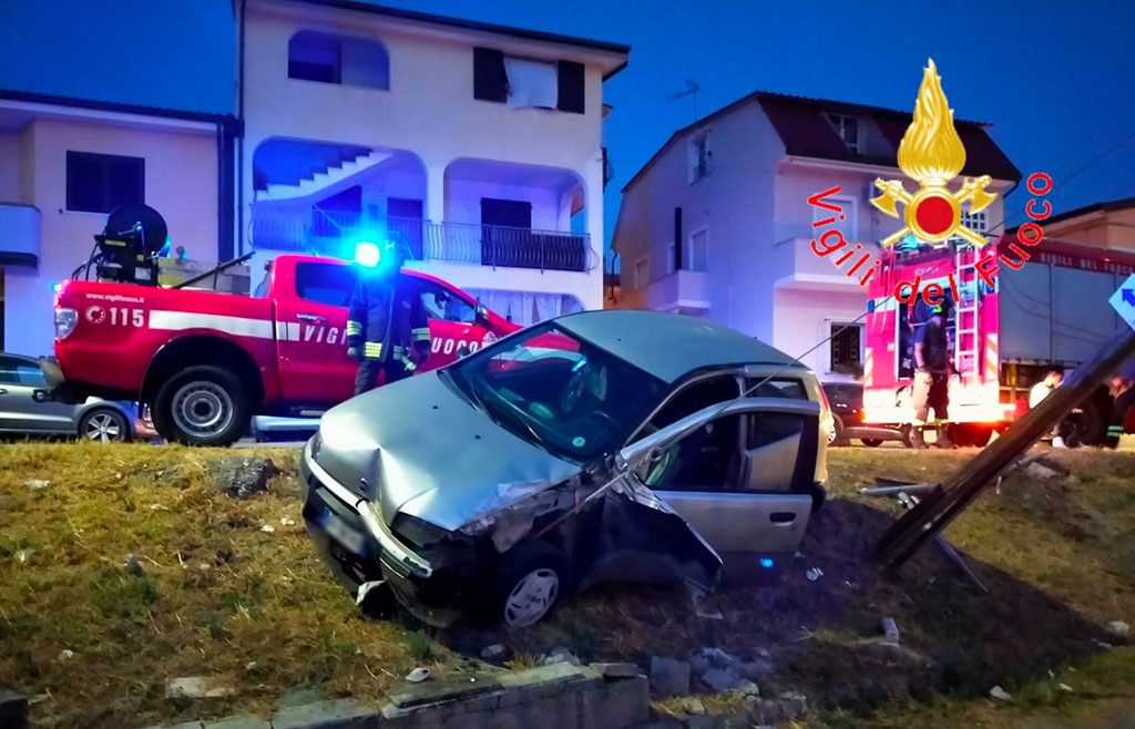 Perde il controllo dell'auto e finisce contro segnali stradali a Gizzeria, un ferito