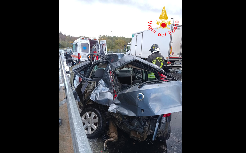 Scontro tra una Fiat Punto ed un autocarro sulla SS Trasversale delle Serre, un ferito