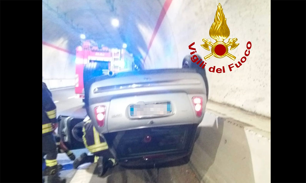 Auto si ribalta in galleria sulla SS106 nel catanzarese, ferito conducente