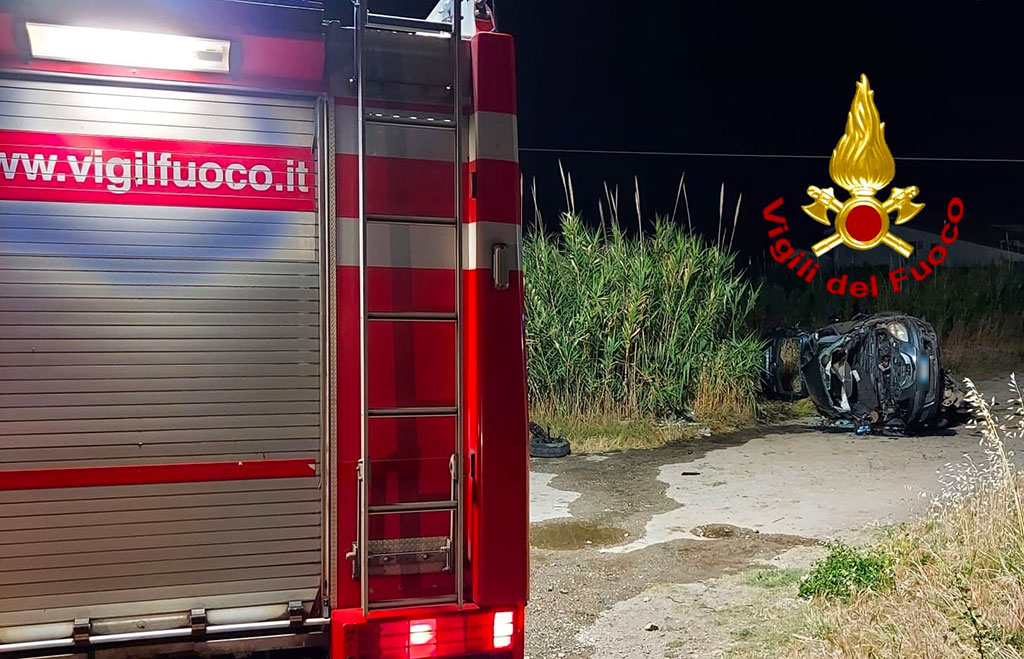Auto perde il controllo e si ribalta sulla SS106 a Borgia, due feriti