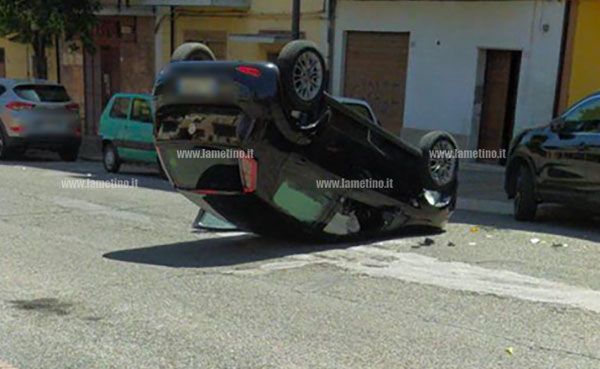 Lamezia, auto si ribalta su corso Eroi di Sapri: un ferito 