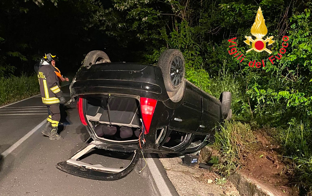 Auto si ribalta sulla SP172 tra Borgia e Girifalco, ferito giovane conducente