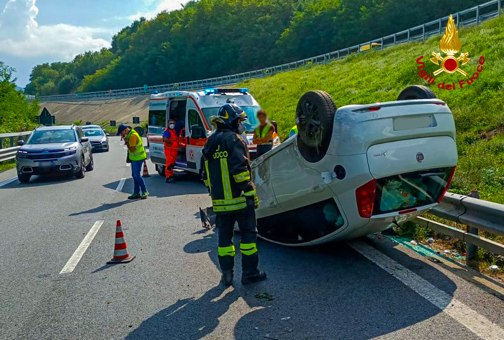 Auto perde il controllo e si ribalta sull'A2 nel Cosentino, ferita coppia di coniugi