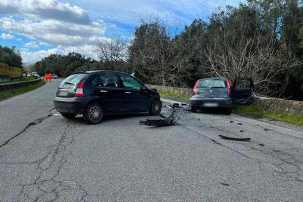 Scontro tra auto nel Reggino, un morto e un ferito grave