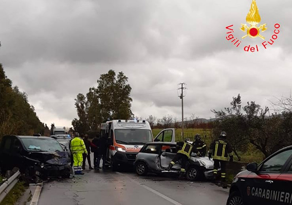 Scontro tra due auto sulla SS106 nel Catanzarese, feriti
