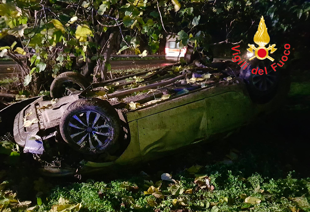 Auto perde il controllo e si ribalta, feriti 3 ventenni a Sellia Marina
