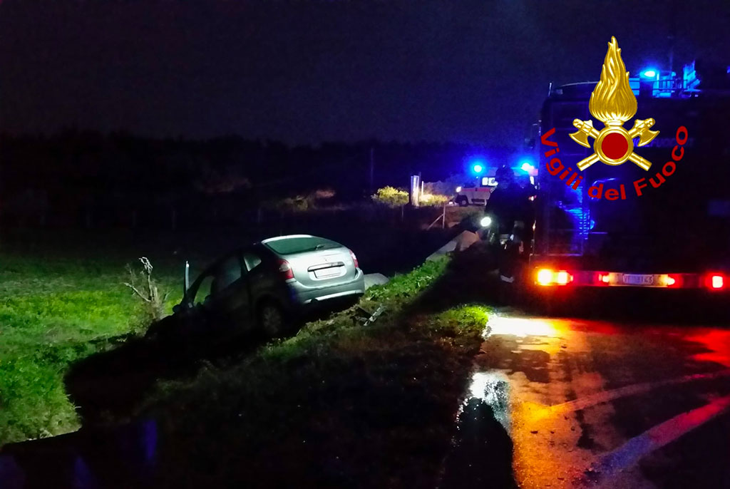 Auto perde il controllo e finisce fuori strada a Davoli Marina, un ferito