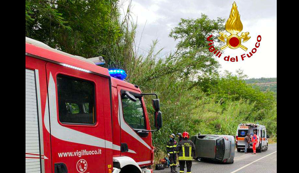Auto si ribalta sulla Sp 23 nel vibonese, un ferito