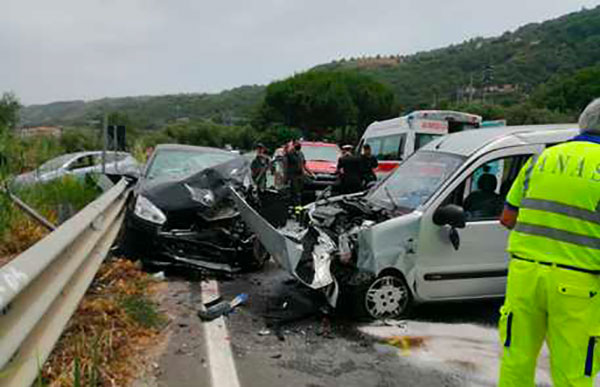 Incidente tra due auto a Vibo, un morto e due feriti 