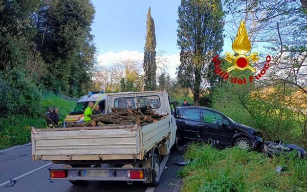 Incidente stradale alla periferia di Perugia, perdono la vita due giovani cosentini