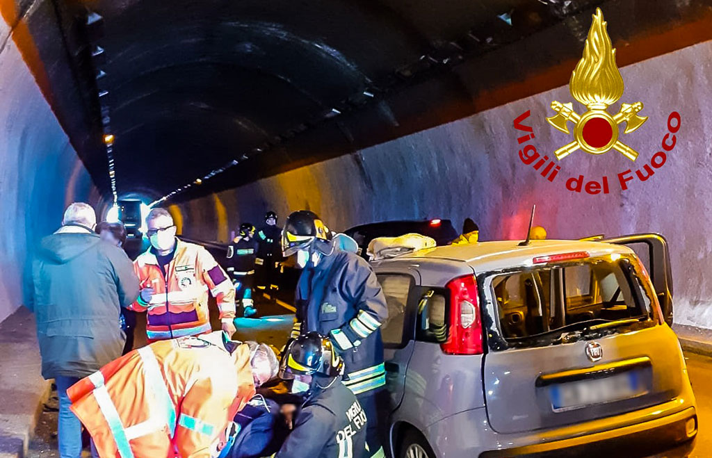 Incidenti stradali, scontro in galleria nel Cosentino: 2 feriti