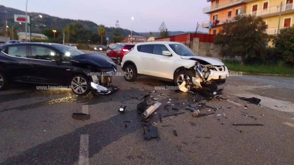 Lamezia, cittadini dopo ennesimo incidente su via Savutano: "Strada pericolosa, a rischio anche studenti"