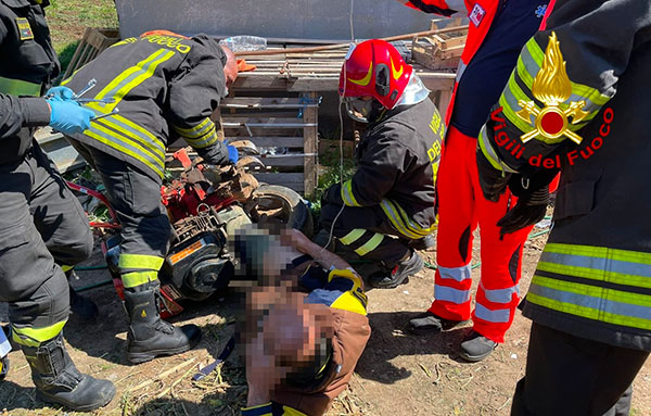 Rimane incastrato con arti inferiori nelle zappette del motocoltivatore nel crotonese, 39enne messo in salvo