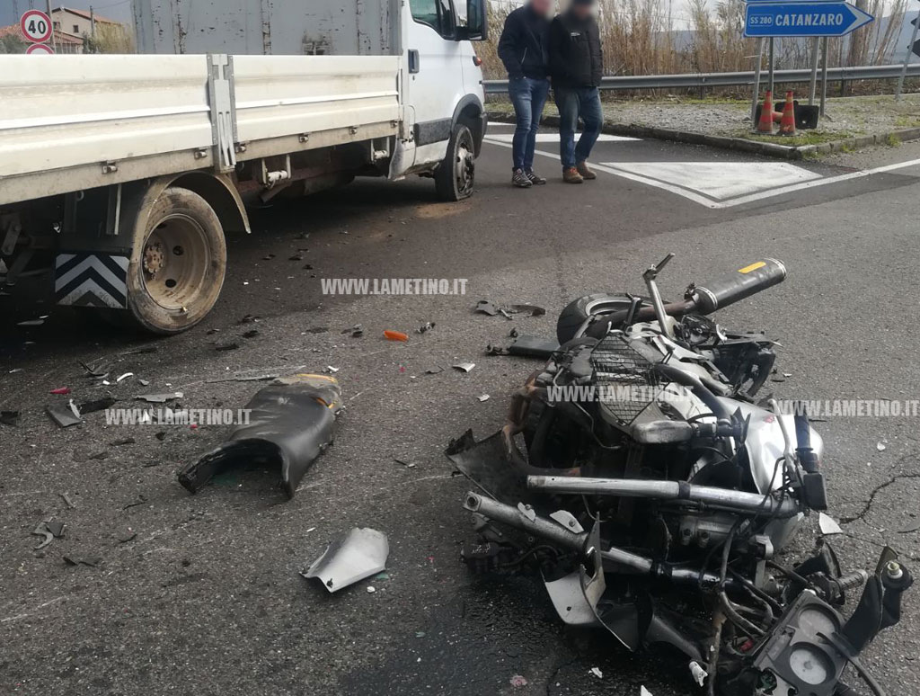 Lamezia, scontro tra moto e camion a bivio Palazzo: un ferito