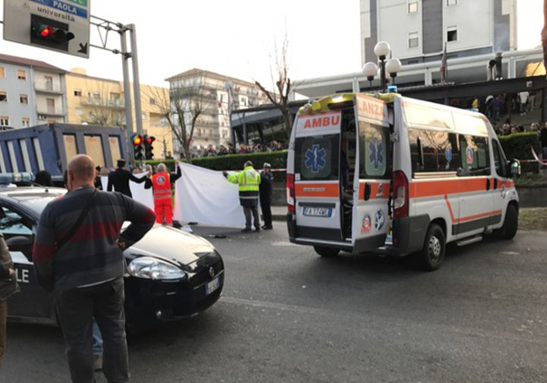 Viene travolta da camion, 82enne muore a Rende 