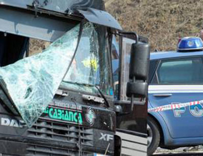 Calabria: Scontro camion-autobus nel cosentino, 2 morti e 12 feriti