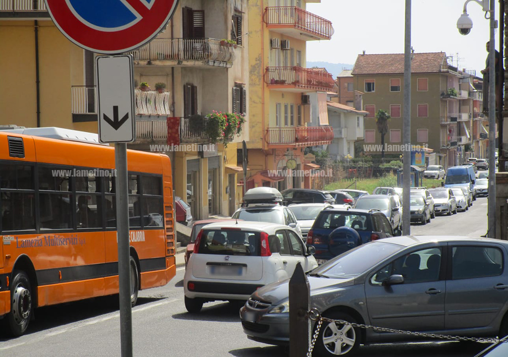 Lamezia, incidente su via Marconi tra bus e auto: disagi alla circolazione