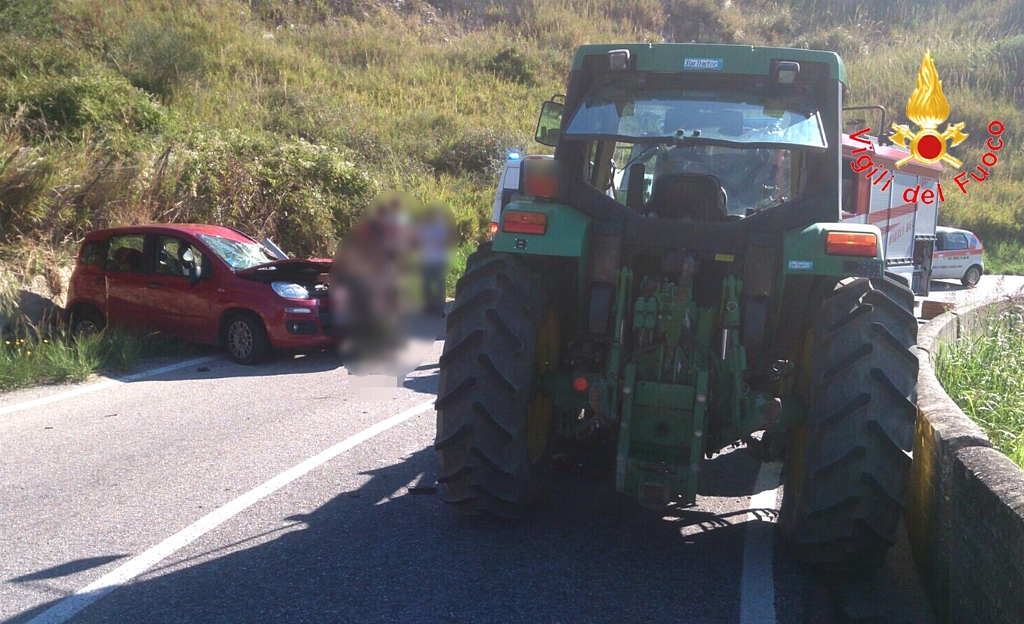 Scontro tra auto e trattore a Squillace, un ferito