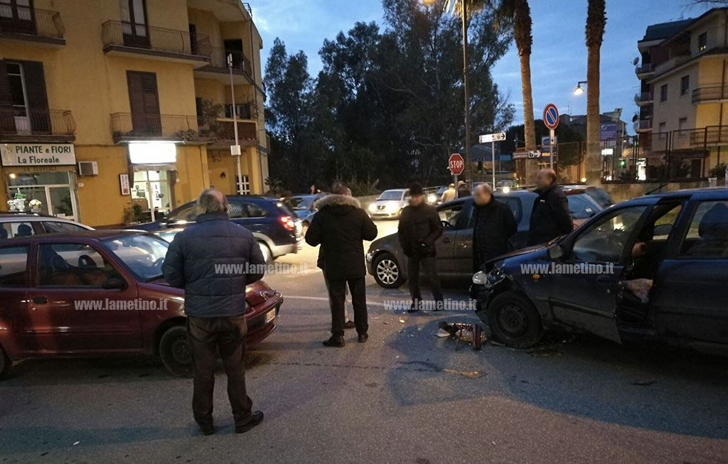 Lamezia: scontro tra 3 auto su via delle Terme, ferita una donna
