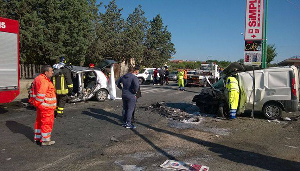 Scontro tra auto su SS 106, morti due ventenni