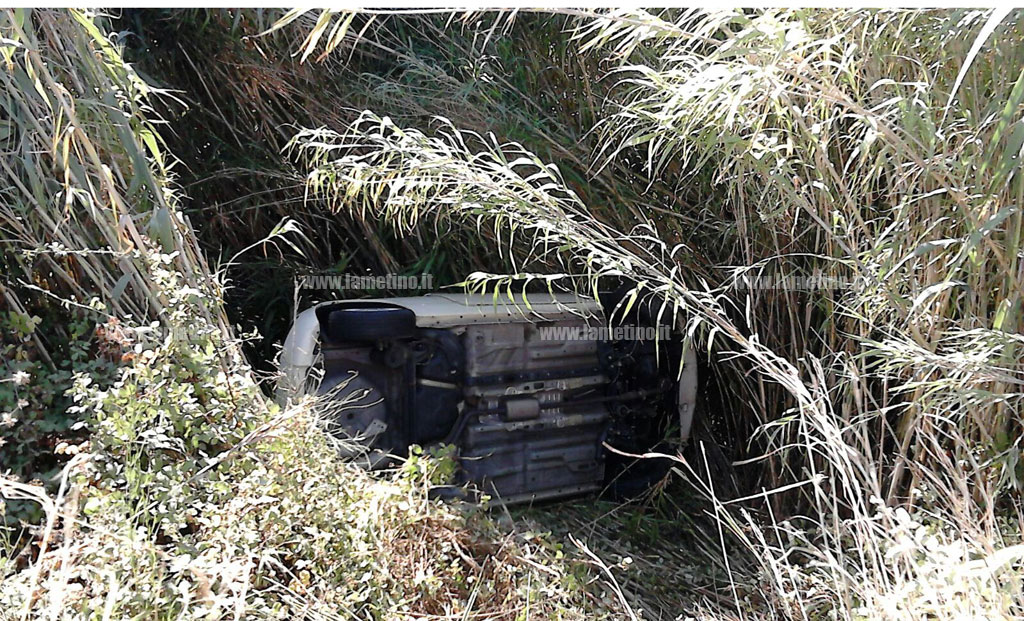 Lamezia: auto finisce in scarpata, feriti donna e due bambini