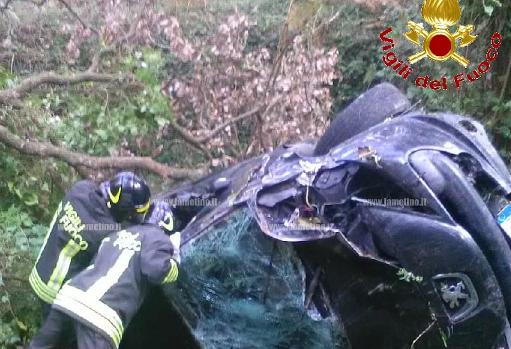 Auto finisce in burrone a Joppolo, illeso conducente 