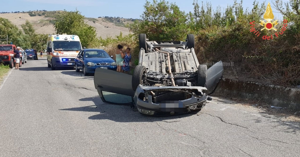 Auto perde il controllo e si ribalta a Zagarise, feriti lievemente due giovani