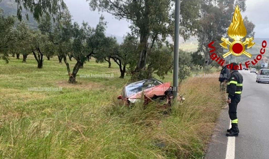 Lamezia, auto finisce fuori strada e impatta contro palo illuminazione: illesi passeggeri