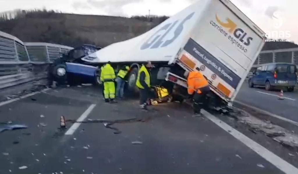 Mezzo pesante si ribalta su A2 tra Scilla e Bagnara, disagi alla circolazione - Video