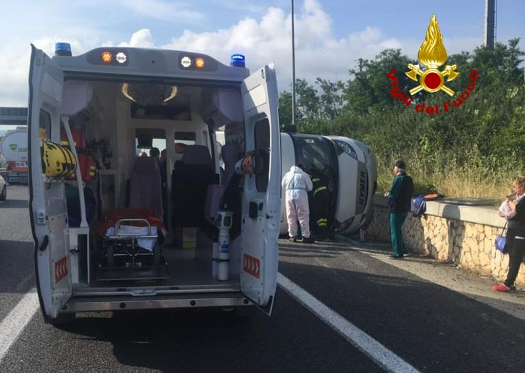 Lamezia, scontro tra camper e auto allo svincolo autostradale: ferita una donna 