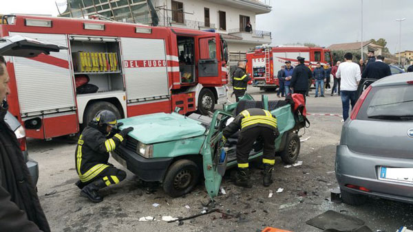 Scontro tra auto a Locri, un morto e sei feriti