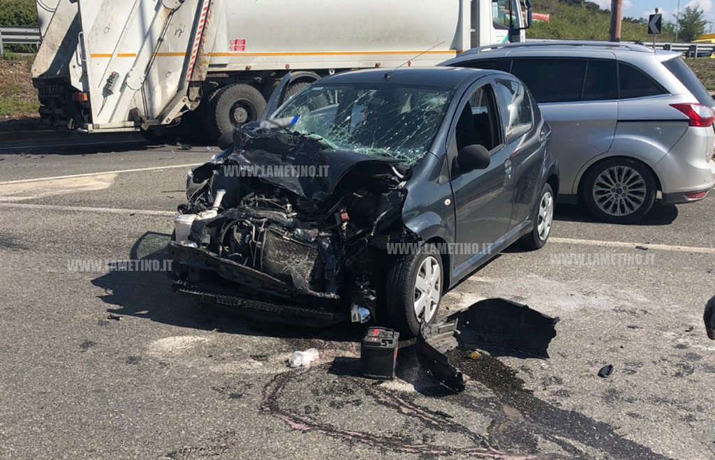 Lamezia, scontro tra auto e mezzo raccolta rifiuti: feriti