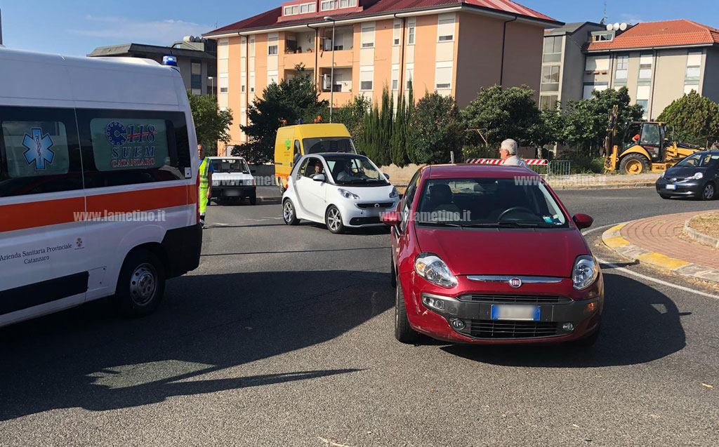 Lamezia, incidente tra auto alla rotatoria di via Scarpino: un ferito