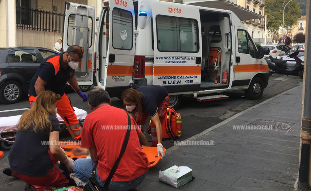 Lamezia, donna cade su marciapiede in via Loriedo: trasportata in ospedale