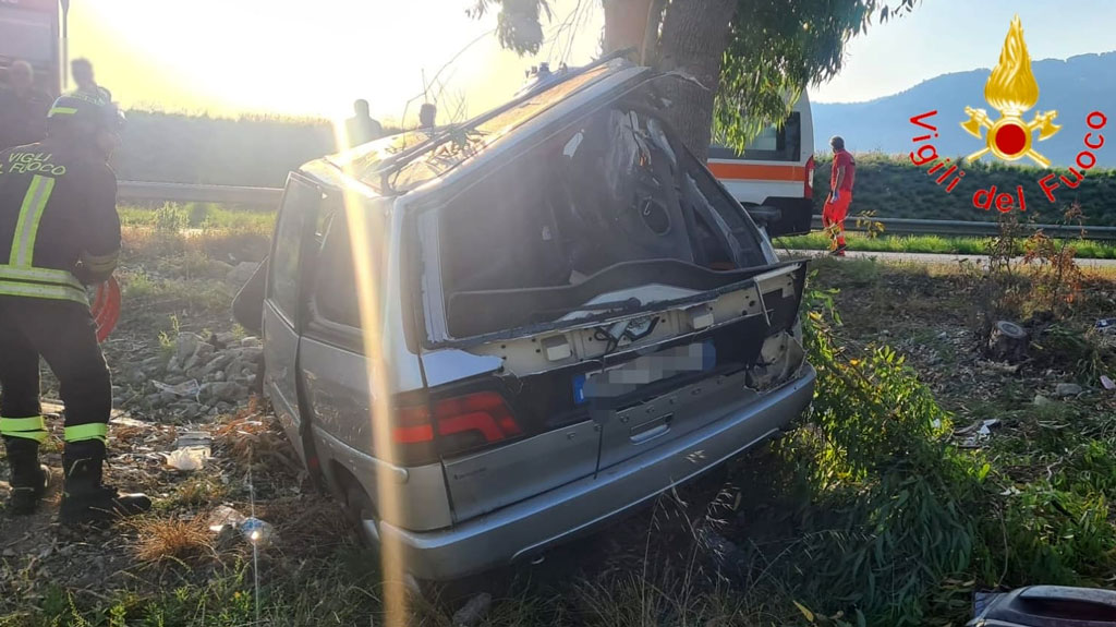 Lamezia, esce fuori strada e finisce con l'auto contro albero in viale San Bruno: grave 46enne